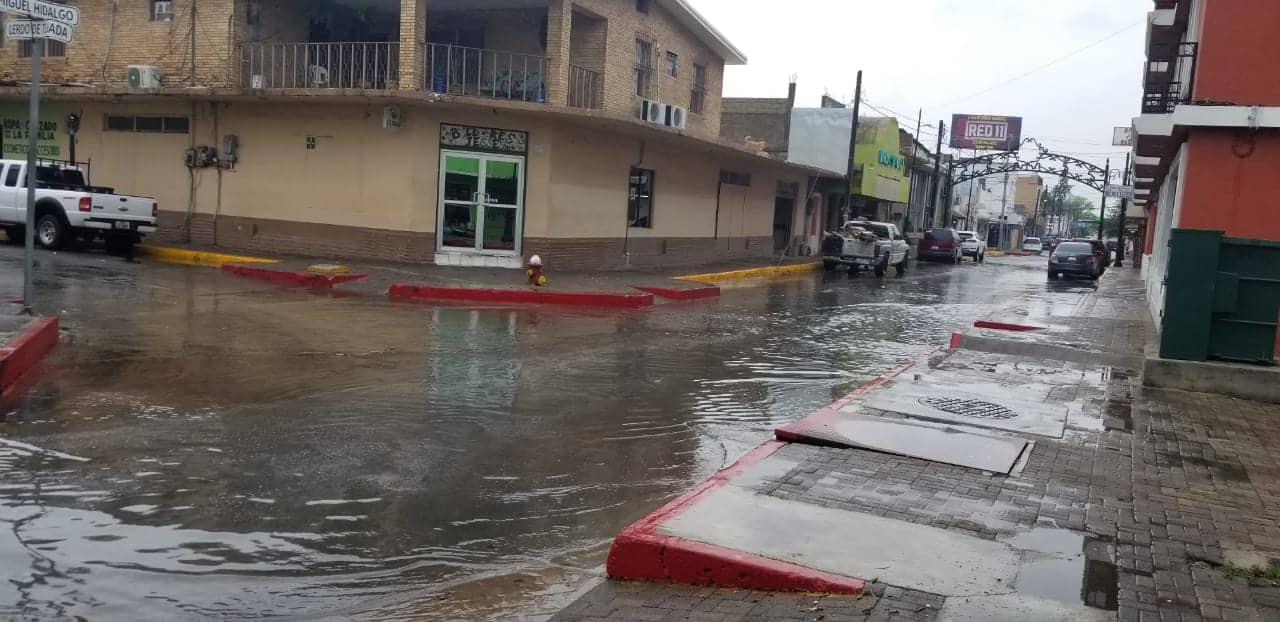 Sorprende intensa lluvia y granizada