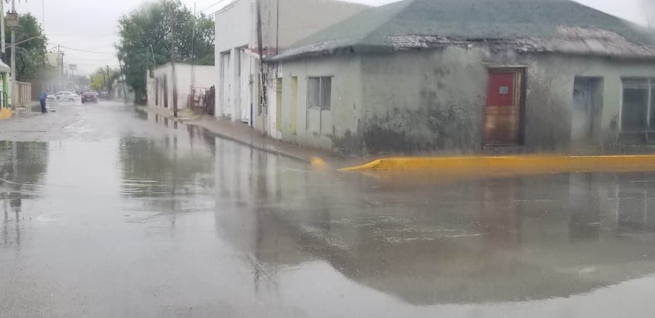 Sorprende intensa lluvia y granizada