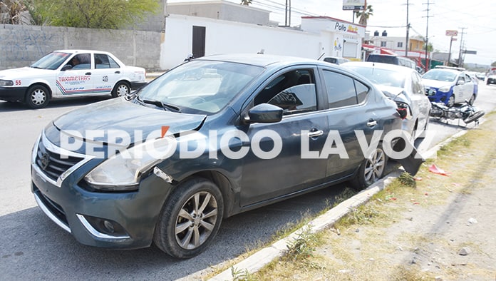 Iba por corte; le chocan auto