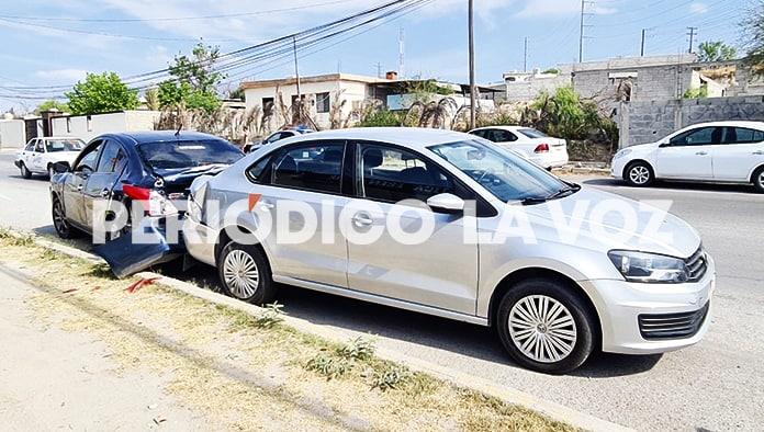 Iba por corte; le chocan auto