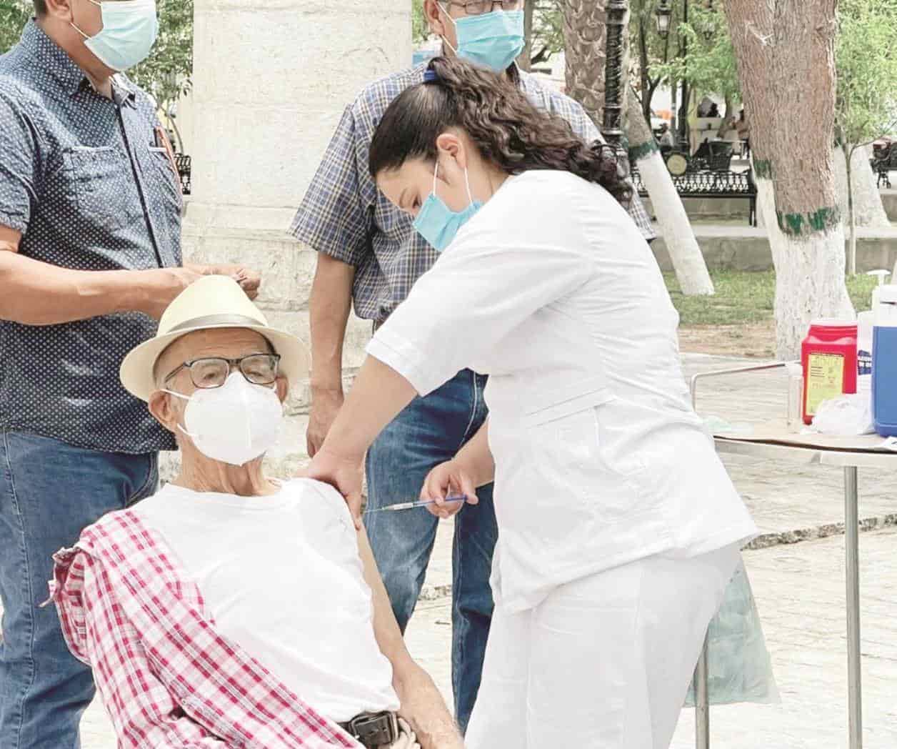 Se han instalado más puestos de vacunación para prevenir el COVID-19.