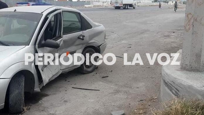 Rebota auto en banqueta