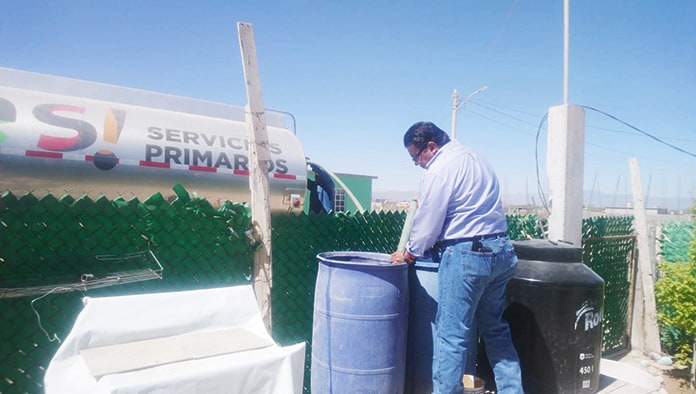 Nosotros llevamos pipas, una de ellas nos la prestó el SIMAS pero la gente exige agua por sus tuberías, pues les llega poca presión y no alcanza a subir  a los tinacos.