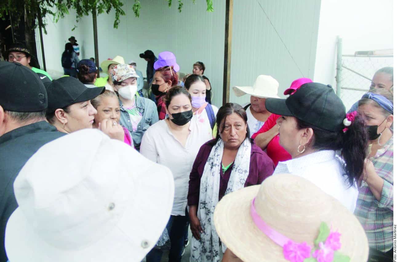 Personal del área de Concertación Social de Apodaca se unió a las labores de búsqueda con palos afilados de madera para hacer trabajo de campo.