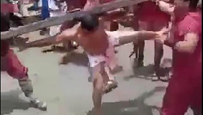 Venezuela: Jesús se defiende a patadas en pleno viacrucis