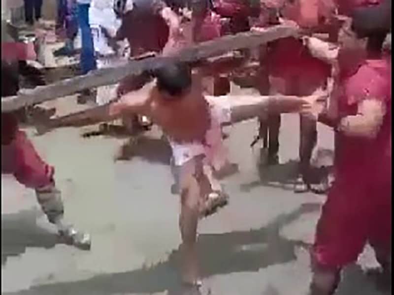 Venezuela: Jesús se defiende a patadas en pleno viacrucis