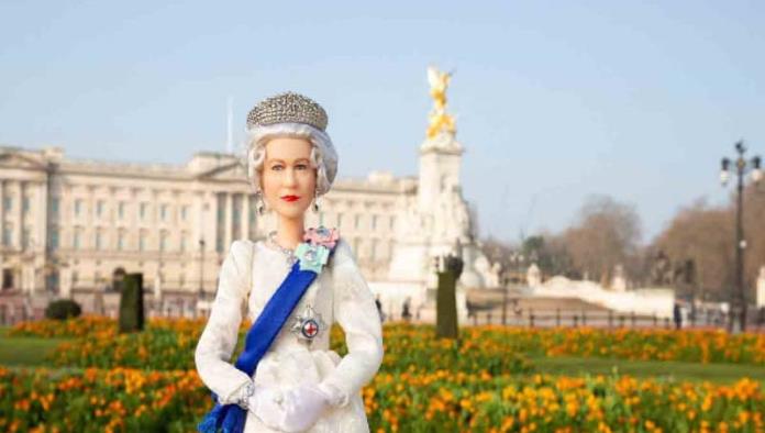 Celebran cumpleaños de la Reina Isabel II con su propia Barbie