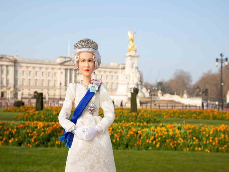 Celebran cumpleaños de la Reina Isabel II con su propia Barbie