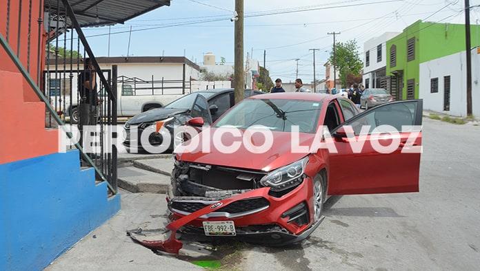 Se pasa alto, choca y escapa