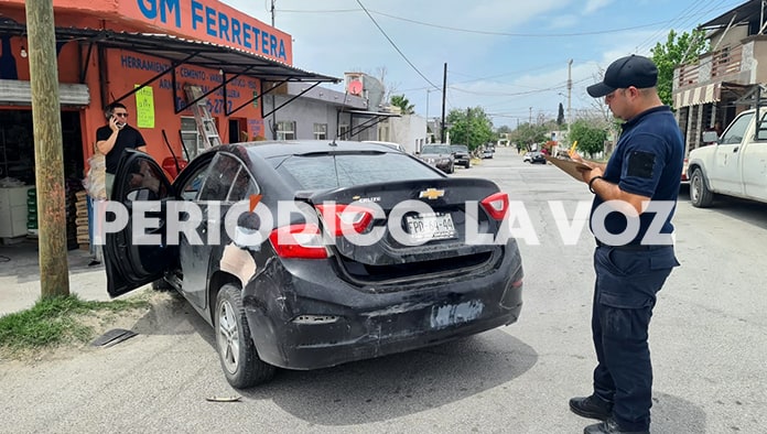 Se pasa alto, choca y escapa