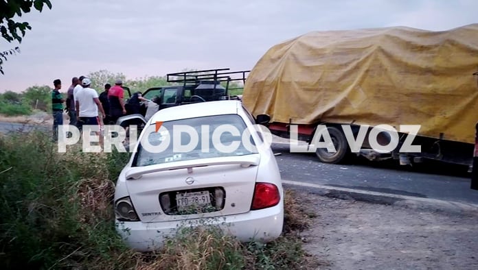 Choca y lesiona a vaquero