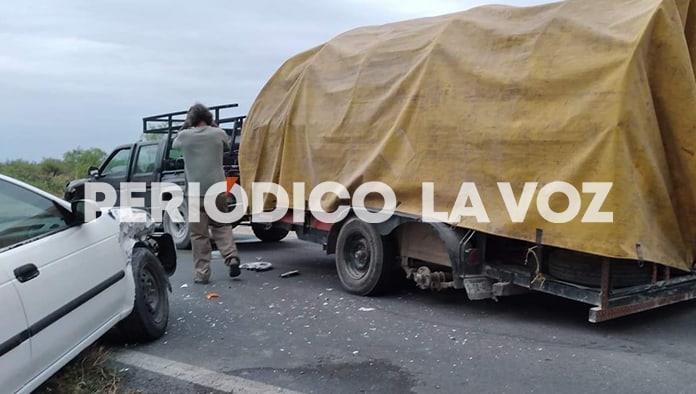 Choca y lesiona a vaquero