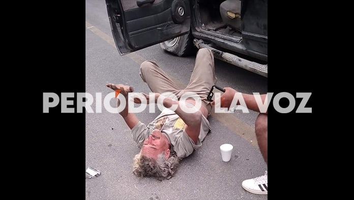 Choca y lesiona a vaquero