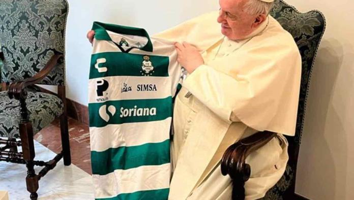 Papa Francisco recibe jersey del Santos y Atlas
