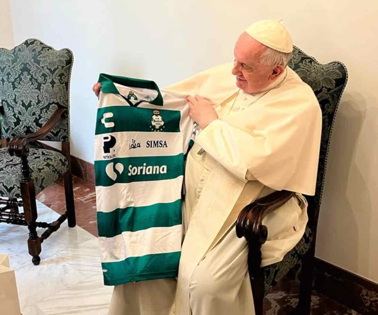 Papa Francisco recibe jersey del Santos y Atlas