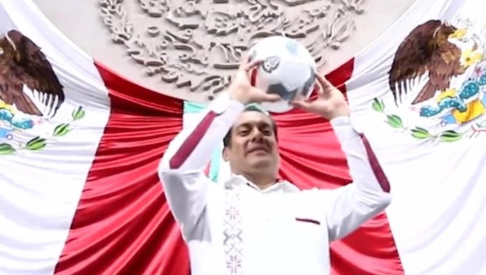 Presidente de la Cámara de Diputados juega futbol con el Matador