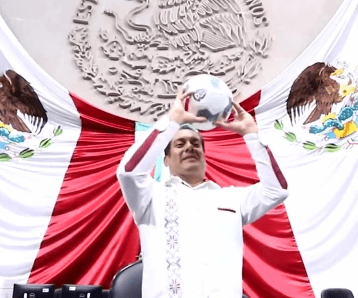Presidente de la Cámara de Diputados juega futbol con el Matador