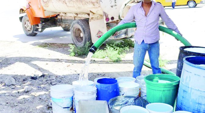 El reparto de agua a las colonias sin servicio de agua potable tiene mayor demanda ante el intenso calor.