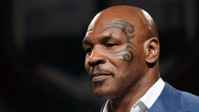 Mike Tyson golpea a pasajero de un avión