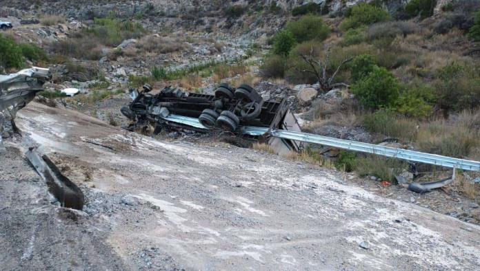 Tráiler se queda sin frenos y cae a barranco en la carretera 57
