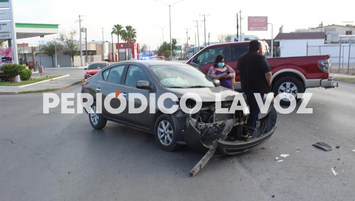 Lo chocan por no hacer alto