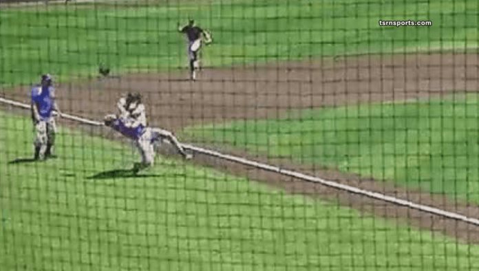 Pitcher taclea a bateador por anotar un Home Run en Texas