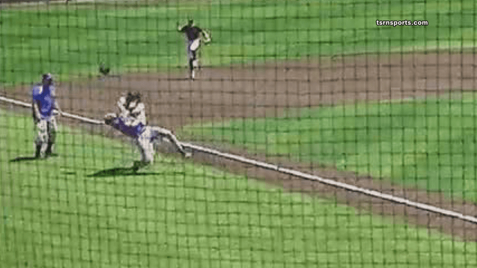 Pitcher taclea a bateador por anotar un Home Run en Texas