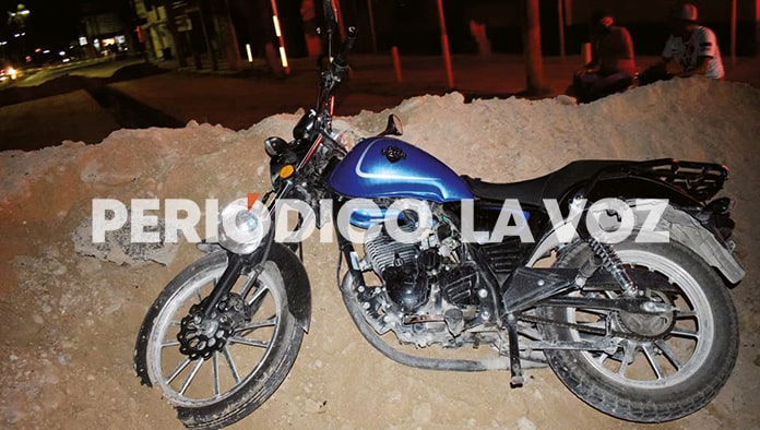 Cae pareja en zanja