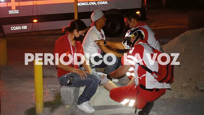 Cae pareja en zanja