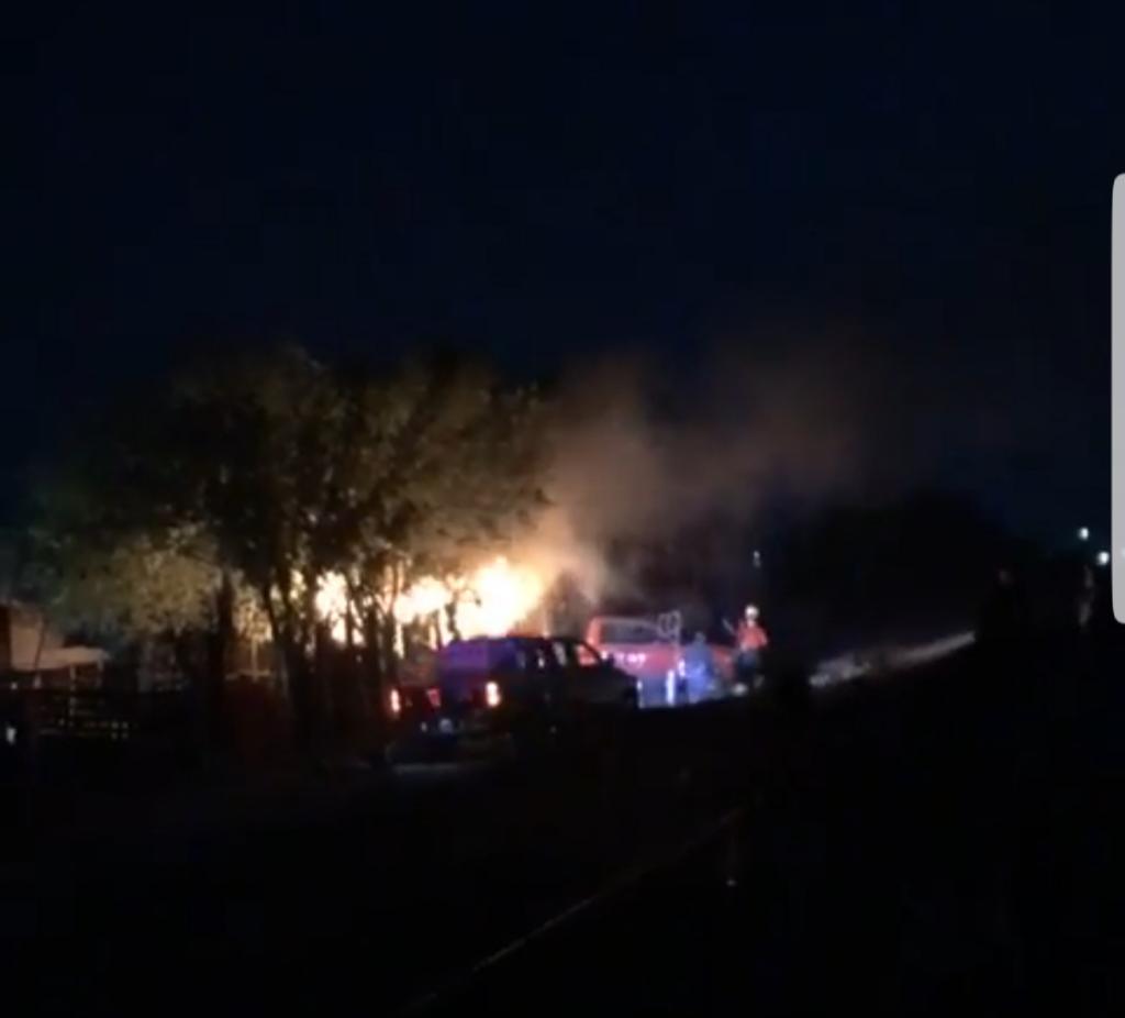 Fuerte incendio provocado en vivienda en la Avenida Oriente.