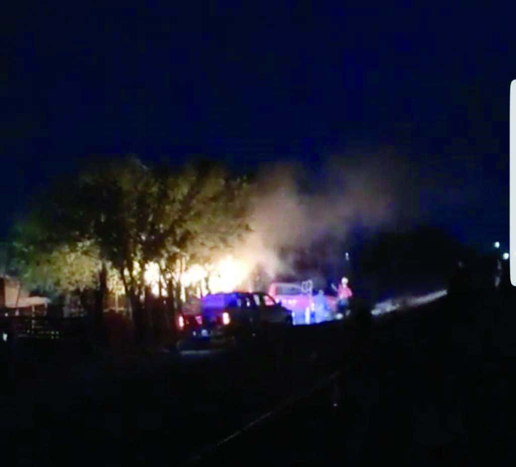 Fuerte incendio provocado en vivienda en la Avenida Oriente.