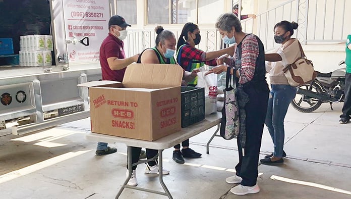 Entre los apoyos está la entrega de despensas por parte de Cáritas.