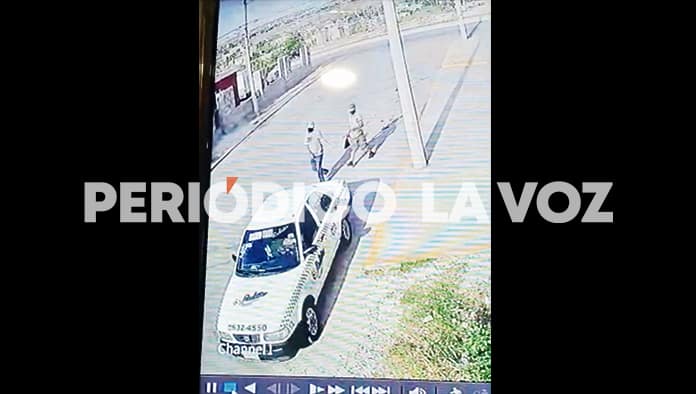 En el video de vigilancia se aprecia que el taxista esperaba al par de asaltantes, para huir tras el atraco.