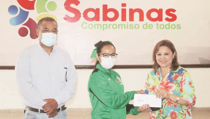Entrega becas Diana Haro
