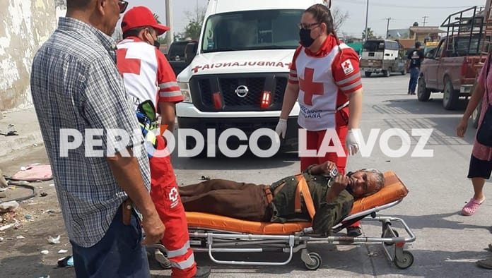 El hombre de 75 años fue trasladado al hospital luego de caer de su propia altura.