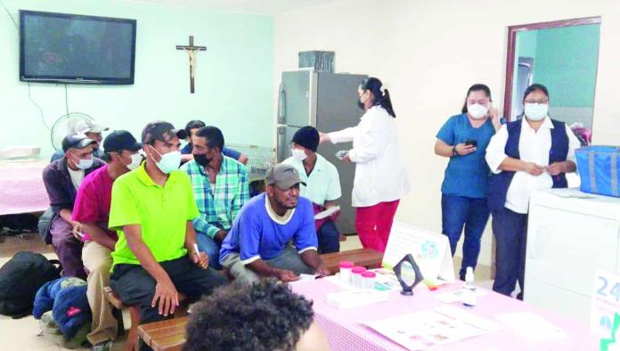 Vacunan a migrantes a puerta cerrada