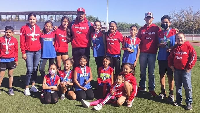 El alcalde felicitó al atleta cieneguense Emiliano Villarreal.