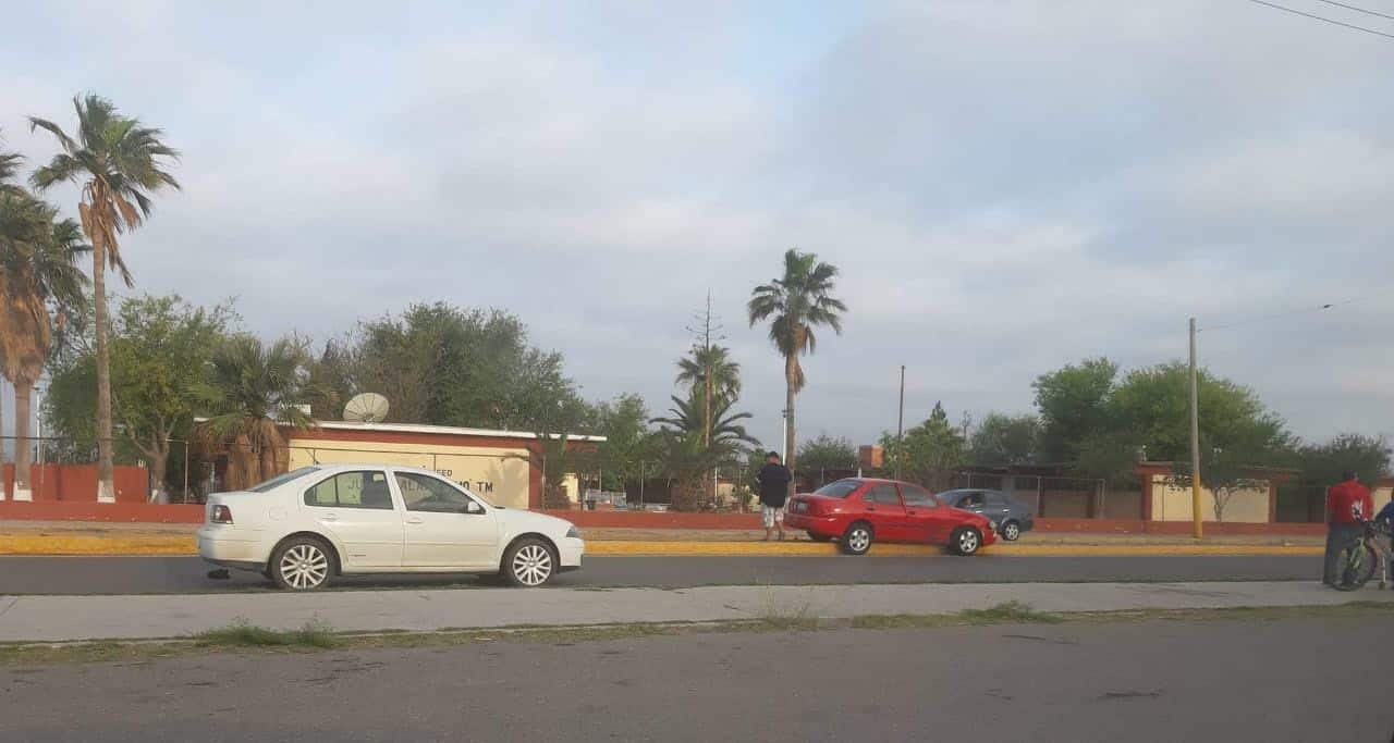 Distraído conductor terminó en el camellón central.
