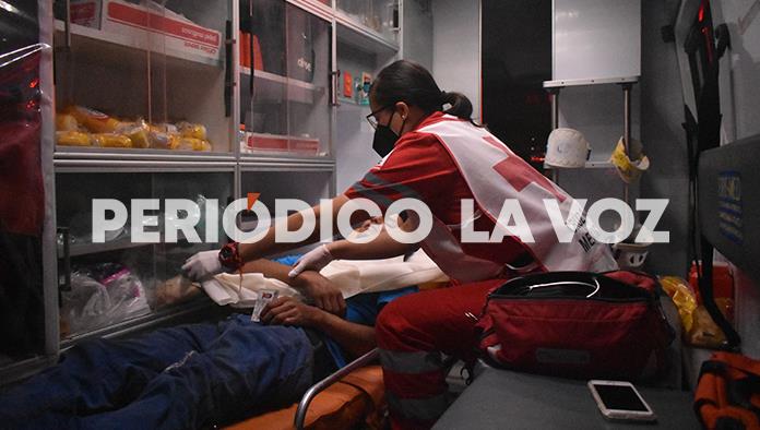 Lo apuñalan en pelea callejera
