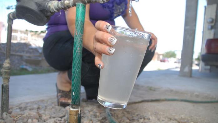 Llega a las Flores agua con lodo