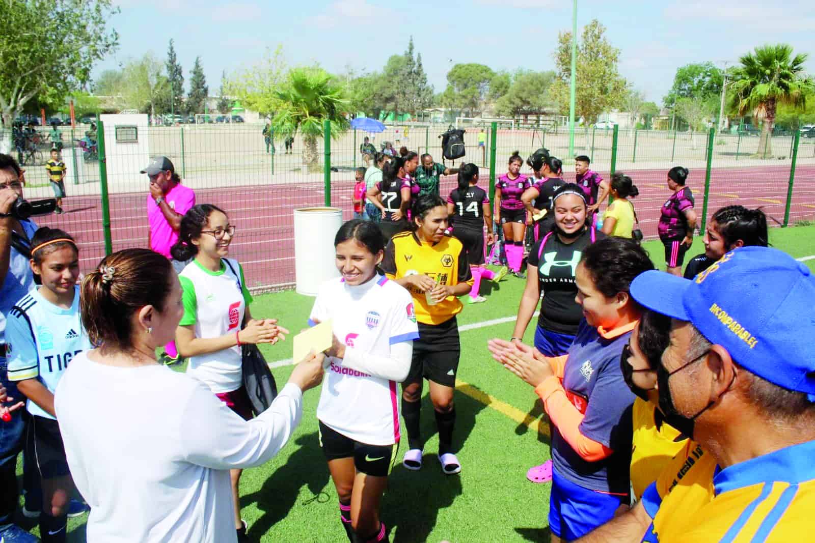 Respalda Diana Haro liga de fútbol femenil