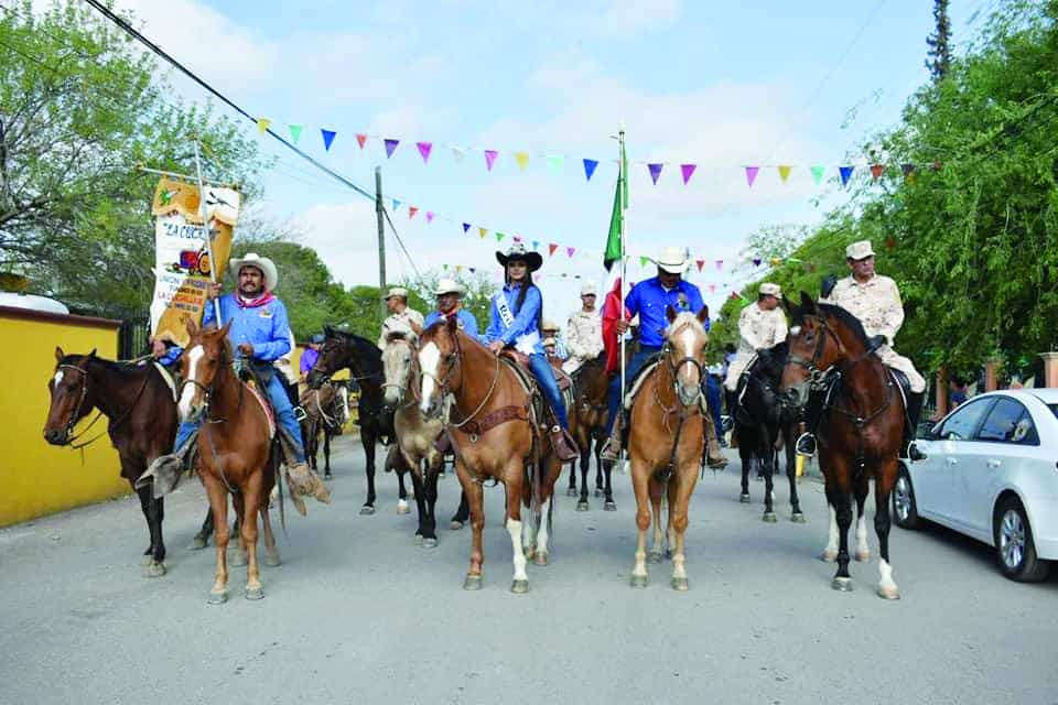 El contingente fue encabezado por la Reina Amparo I.