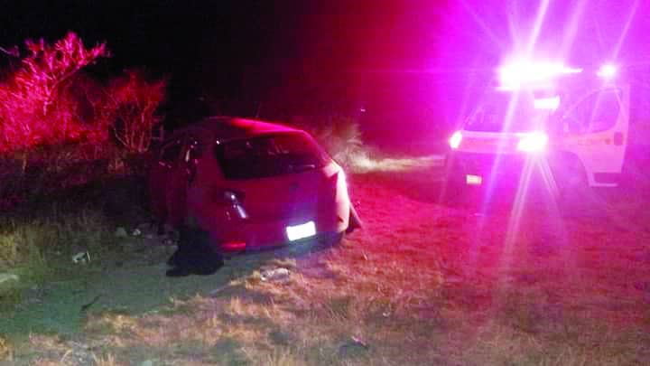 Viajeros volcaron y abandonaron su automóvil.