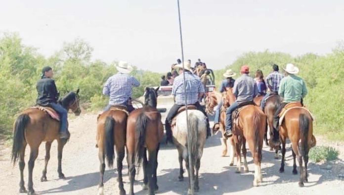 Cabalgan por “Santa Tecla” en 58 aniversario