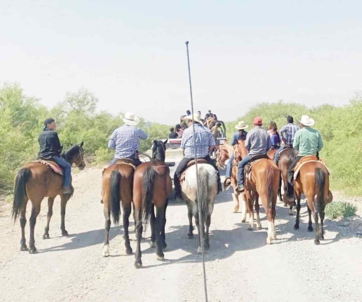 Cabalgan por “Santa Tecla” en 58 aniversario