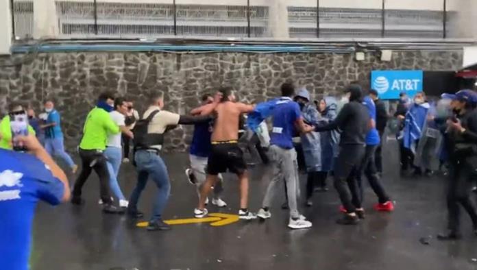 Volvió la violencia; Aficionados del Cruz Azul se pelean en el Azteca