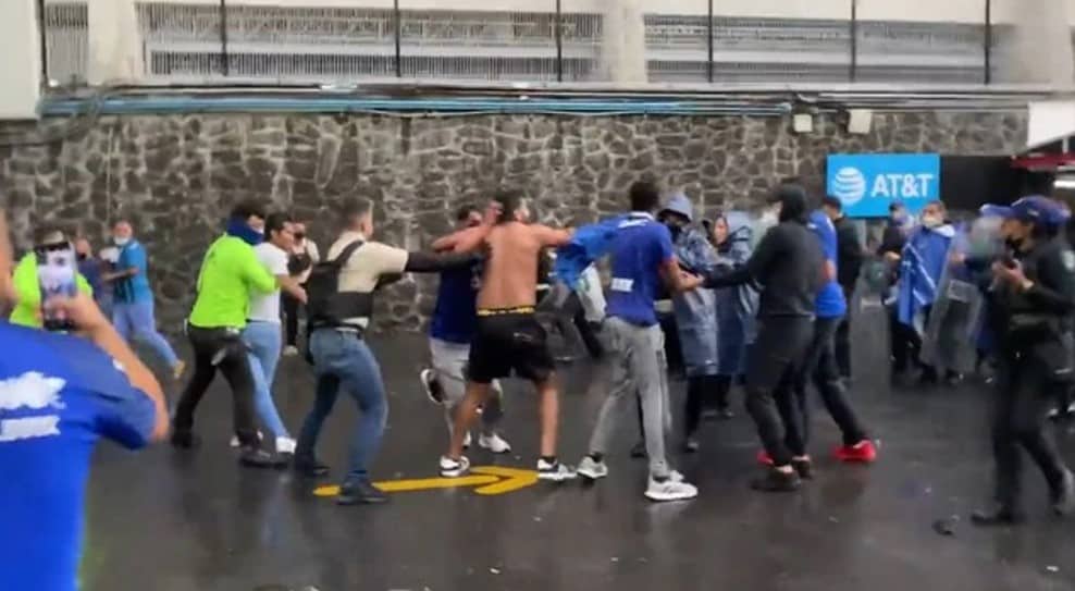 Volvió la violencia; Aficionados del Cruz Azul se pelean en el Azteca