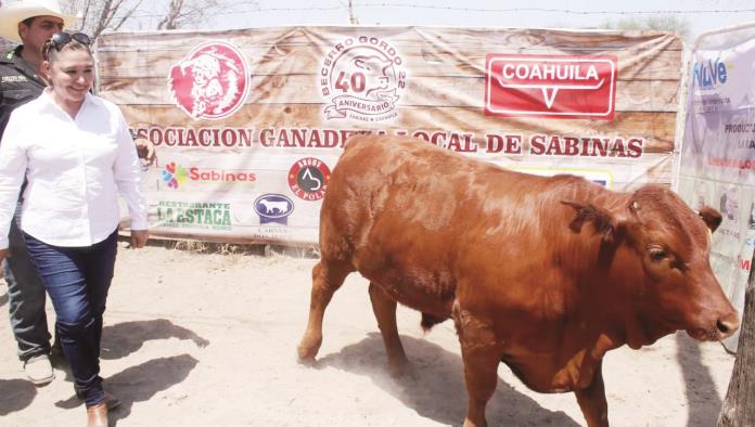 Arranca alcaldesa de Sabinas inicio de festividades