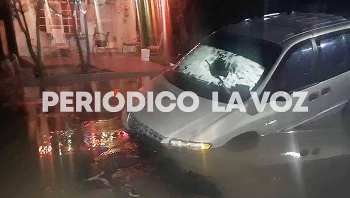 Acaba camioneta hundida en zanja