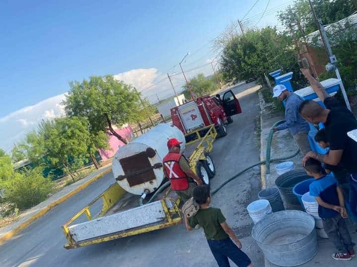 Mediante pipas familias que radican en sectores altos recibieron agua no potable.